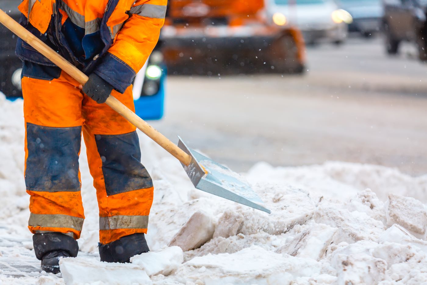 Winterdienst — Schneeräumung mit Schaufel